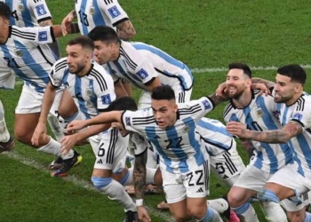 Argentina se corona campeón mundial de futbol 2022 tras imponerse a Francia en penales