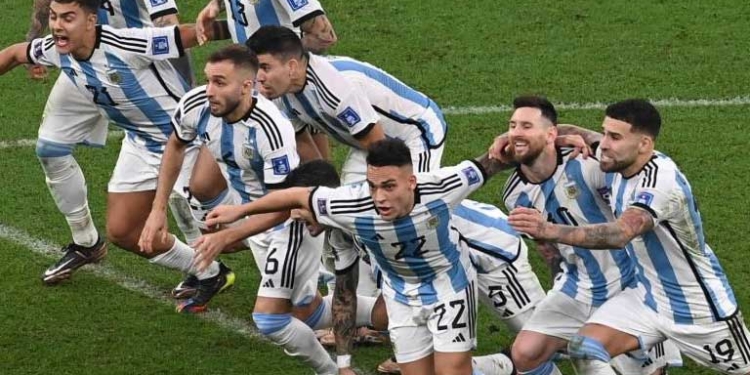 Argentina se corona campeón mundial de futbol 2022 tras imponerse a Francia en penales
