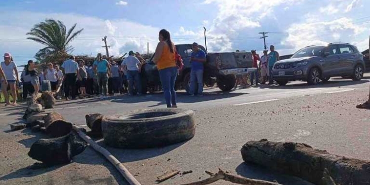 Un punto de bloqueo reportado ayer en Santa Cruz.
