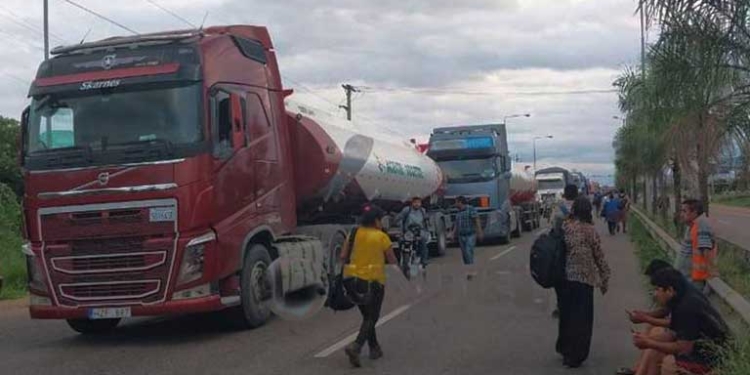 Cívicos levantan bloqueo de carreteras en Santa Cruz