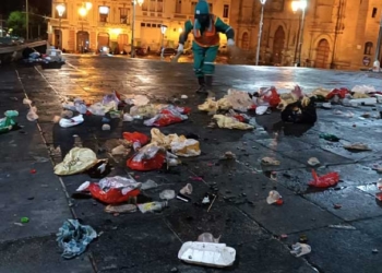 Basura en la Plaza Mayor de San Francisco