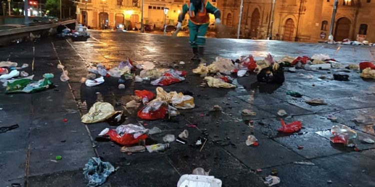 Basura en la Plaza Mayor de San Francisco