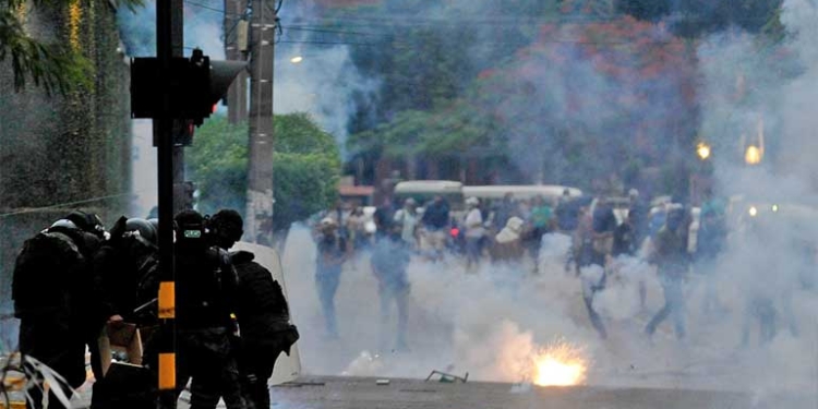 Sentencian a tres años a 13 personas por "daños ocasionados al Comando policial" en Santa Cruz