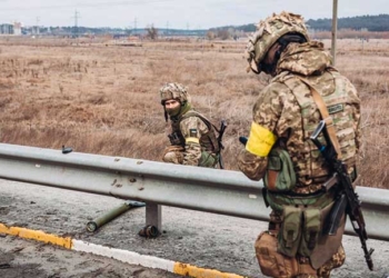 Dos soldados del ejercito ucraniano caminan por una carretera de Irpin, a 4 de marzo de 2022, en Irpin (Ucrania) - Diego Herrera - Europa Press - Archivo