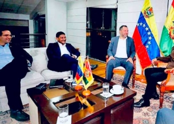 El canciller de Venezuela, Yván Gil, y el presidente de la Cámara de Senadores, Andrónico Rodríguez, durante la reunión celebrada este viernes. Foto: RRSS