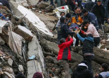 Ciudadanos y equipos de emergencia rescatan a una persona en un edificio derrumbado en Adana, Turquía, 6 de febrero de 2023.Foto: AP