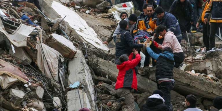 Ciudadanos y equipos de emergencia rescatan a una persona en un edificio derrumbado en Adana, Turquía, 6 de febrero de 2023.Foto: AP