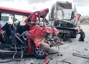 Colisión entre dos minibuses en la autopista La Paz-El Alto deja 11 personas heridas