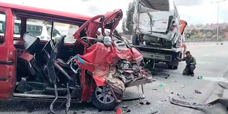 Colisión entre dos minibuses en la autopista La Paz-El Alto deja 11 personas heridas
