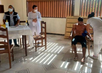 Médicos del programa Salud Familiar Comunitaria Intercultural (SAFCI) visitan el centro penitenciario de Villa Busch en Pando