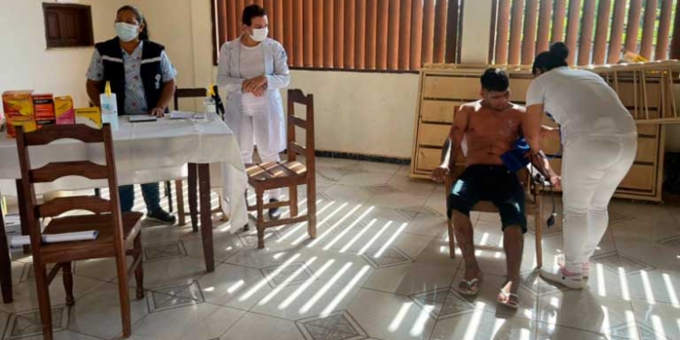 Médicos del programa Salud Familiar Comunitaria Intercultural (SAFCI) visitan el centro penitenciario de Villa Busch en Pando