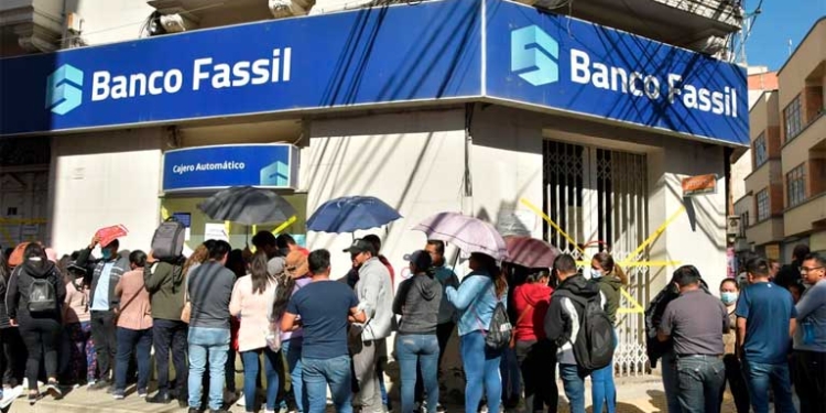 El cierre del Banco Fassil dejó en angustia a más de un millón de ahorristas (REUTERS/Patricia Pinto)