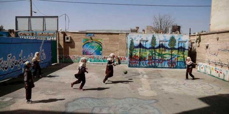 Varias niñas juegan en un colegio en Teherán, en una imagen de archivo ROUZBEH FOULADI / ZUMA PRESS