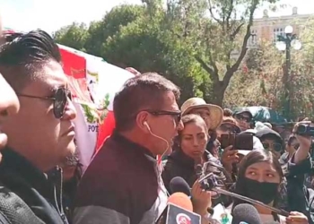 Dirigentes del magisterio urbano en conferencia de prensa en Plaza Murillo