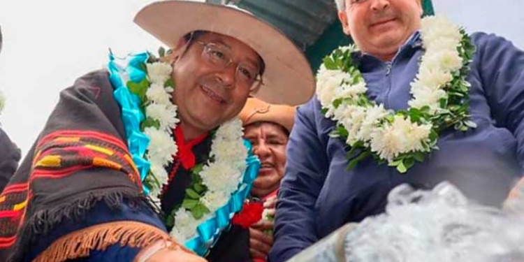 Luis Arce y Carlos Bru reinaugurando un proyecto del sistema de agua potable en la comunidad de Chirimoyal