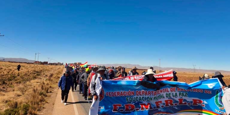 Maestros rurales bolivianos marchan por demandas laborales y de seguridad social