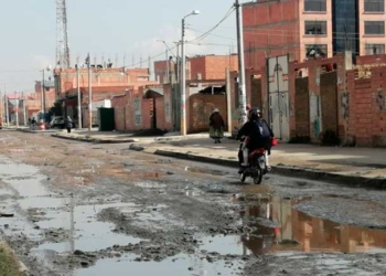 Calles y avenidas en el municipio de El Alto lucen llenas de baches y grietas