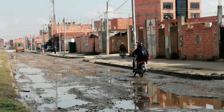 Calles y avenidas en el municipio de El Alto lucen llenas de baches y grietas