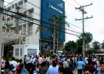 Trabajadores y clientes del banco Fassil protestan frente a la sede de la entidad para exigir la resolución de su situación legal y laboral y saber cuándo les devolverán sus ahorros en Santa Cruz, Bolivia, el 28 de abril de 2023 | Yahoo