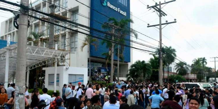 Trabajadores y clientes del banco Fassil protestan frente a la sede de la entidad para exigir la resolución de su situación legal y laboral y saber cuándo les devolverán sus ahorros en Santa Cruz, Bolivia, el 28 de abril de 2023 | Yahoo