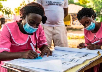 © OMS/Michael Duff Enfermeras trabajan en una clínica móvil de vacunación COVID-19 en Rofunta, Sierra Leona, en diciembre de 2022.