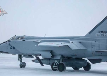 Un caza MiG-31K de la fuerza aérea de Rusia que lleva un misil de crucero hipersónico Kinzhal durante un ejercicio militar. (AFP).
/ HANDOUT