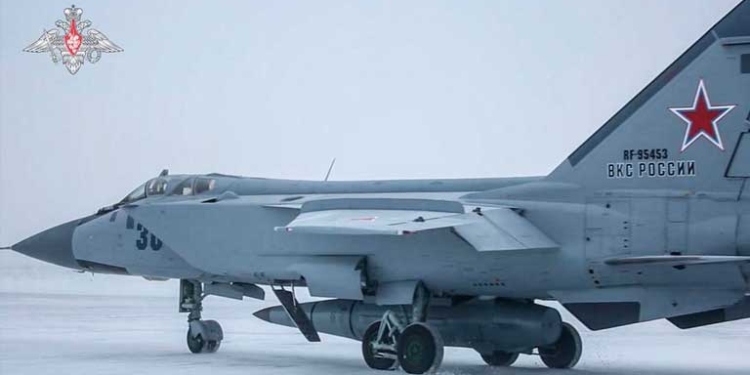 Un caza MiG-31K de la fuerza aérea de Rusia que lleva un misil de crucero hipersónico Kinzhal durante un ejercicio militar. (AFP).
/ HANDOUT