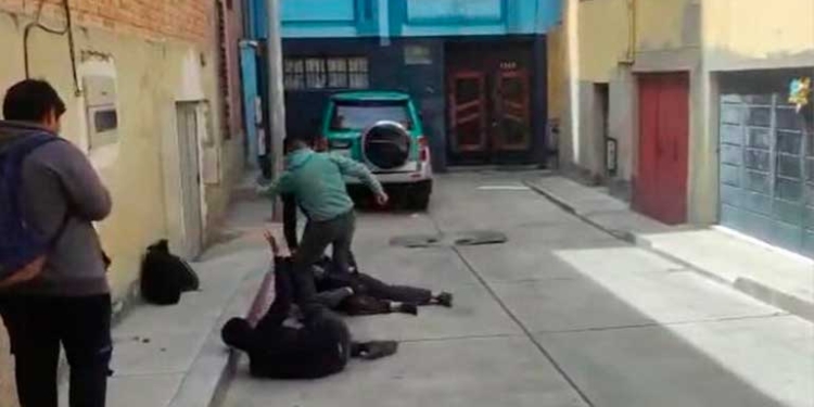 Dos estudiantes con discapacidad de una unidad educativa de La Paz fueron víctimas de una golpiza por parte de otros estudiantes.