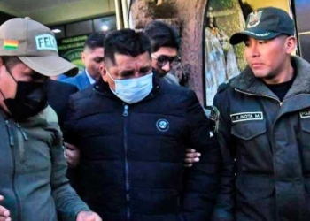 [Foto: APG] / Santos Cruz es conducido a celdas policiales de la Felcc