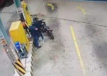 Dos sujetos a bordo de una moto de color negro,  atracaron la noche de este feriado el surtidor Refrigas del Trillo y av. Cumavi