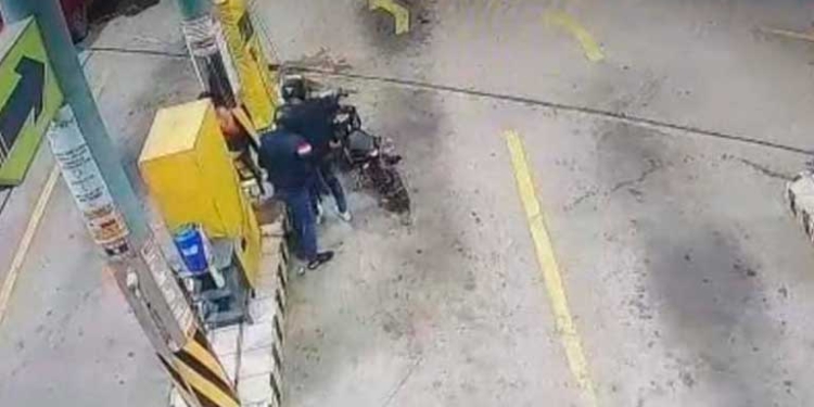 Dos sujetos a bordo de una moto de color negro,  atracaron la noche de este feriado el surtidor Refrigas del Trillo y av. Cumavi