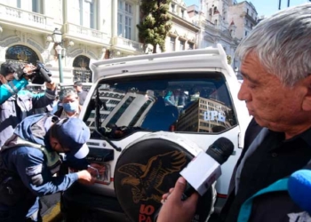Alcalde de La Paz mostrando a la ciudadanía el retiro de placas de vehículos con deudas tributarias