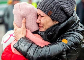 © UNICEF/Tom Remp
Una mujer sostiene a su hijo al llegar a Berdyszcze, en Polonia, tras cruzar la frontera desde Ucrania.