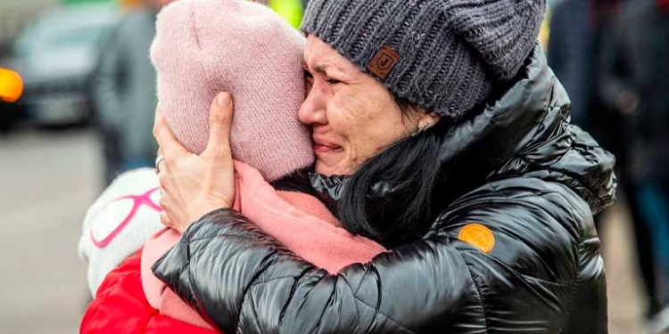 © UNICEF/Tom Remp
Una mujer sostiene a su hijo al llegar a Berdyszcze, en Polonia, tras cruzar la frontera desde Ucrania.