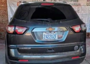 El vehículo robado en Chile es un Chevrolet, tipo Traverse, modelo 2013. La placa con que se encontró el coche en Tarija 2422UZF corresponde a un Chevrolet Equinox con radicatoria en Sucre, según el RUAT.