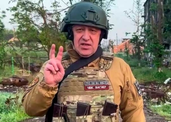 El líder del grupo Wagner, Evgueni Prigozhin, saluda entre las ruinas de Bajmut afp