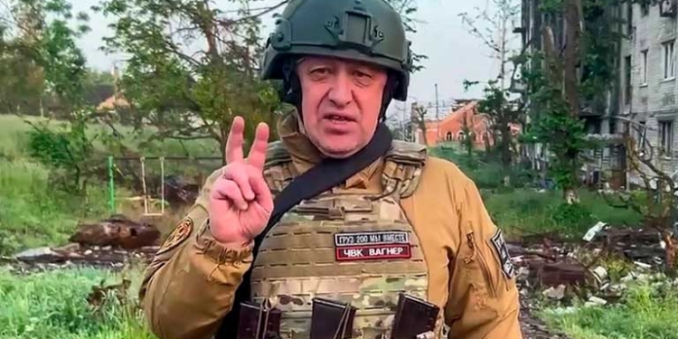 El líder del grupo Wagner, Evgueni Prigozhin, saluda entre las ruinas de Bajmut afp