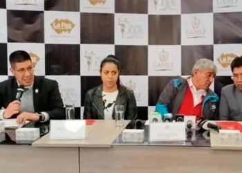 El alcalde de La Paz, Iván Arias, y el secretario municipal de Culturas y Turismo, Rodney Miranda, presentan la Agenda de las Fiestas Julias 2023.