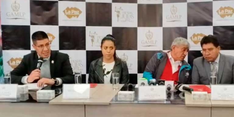 El alcalde de La Paz, Iván Arias, y el secretario municipal de Culturas y Turismo, Rodney Miranda, presentan la Agenda de las Fiestas Julias 2023.