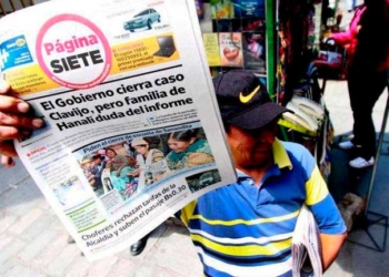 Un vendedor de periódicos vende un ejemplar de Página Siete.  | Foto: Archivo Página Siete.