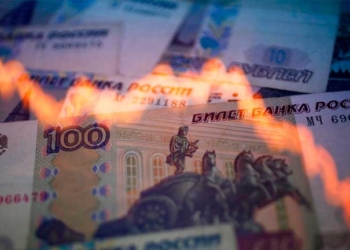 La moneda rusa alcanza nuevo récord de devaluación con el dólar cotizando más de 90 rublos