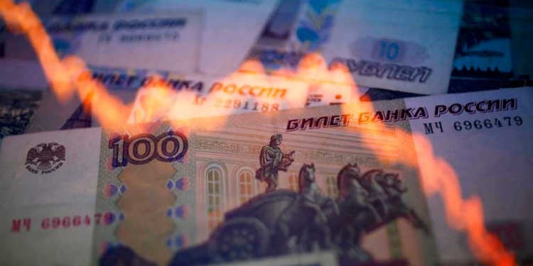 La moneda rusa alcanza nuevo récord de devaluación con el dólar cotizando más de 90 rublos
