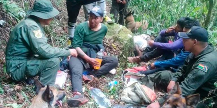 Rescatan con vida a Jhonatan Díaz tras intensa búsqueda en los Yungas