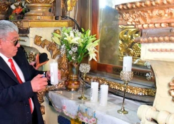 Arias prende velas a la Virgen del Carmen