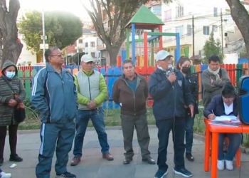 Vecinos de Alto Sopocachi Cristo Rey se reúnen afueras de su sede social y manifiestan su repudio a la inacción de las autoridades municipales