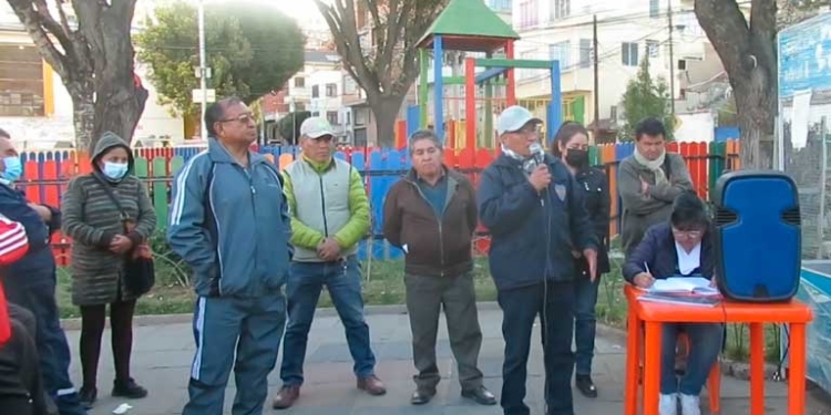 Vecinos de Alto Sopocachi Cristo Rey se reúnen afueras de su sede social y manifiestan su repudio a la inacción de las autoridades municipales