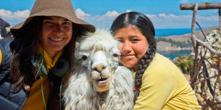 La directora Catalina Razzini, la actriz María Belén Callisaya Ramos y la alpaca que aparece en la película 'Cuidando al Sol'