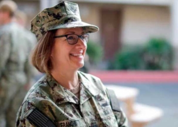 Nacida el 25 de abril de 1964 en Rochester, Nueva York, Franchetti ha sido comandante de las Fuerzas Navales en Corea, subcomandante de estas fuerzas en Europa y África y directora de Estrategia, Planes y Políticas del Estado Mayor Conjunto.
