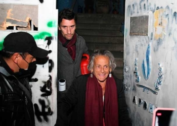 Amparo Carvajal sale de las oficinas de DDHH por la puerta principal, acompañada por el Cónsul de España.