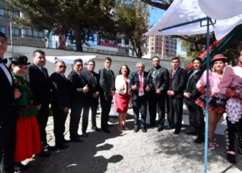 El alcalde Arias con invitados a la comida gourmet en el Jardín Japonés.